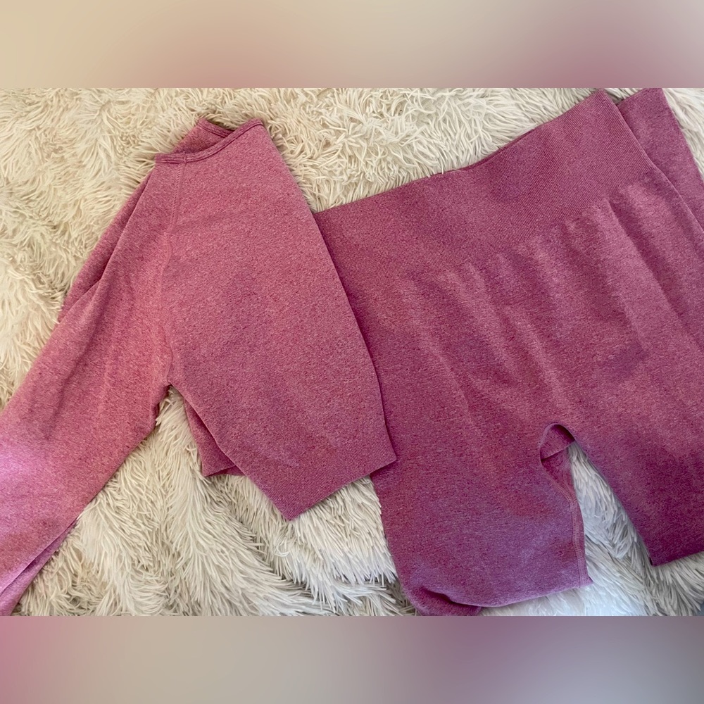 Athletic workout fit. Super flattering size LG